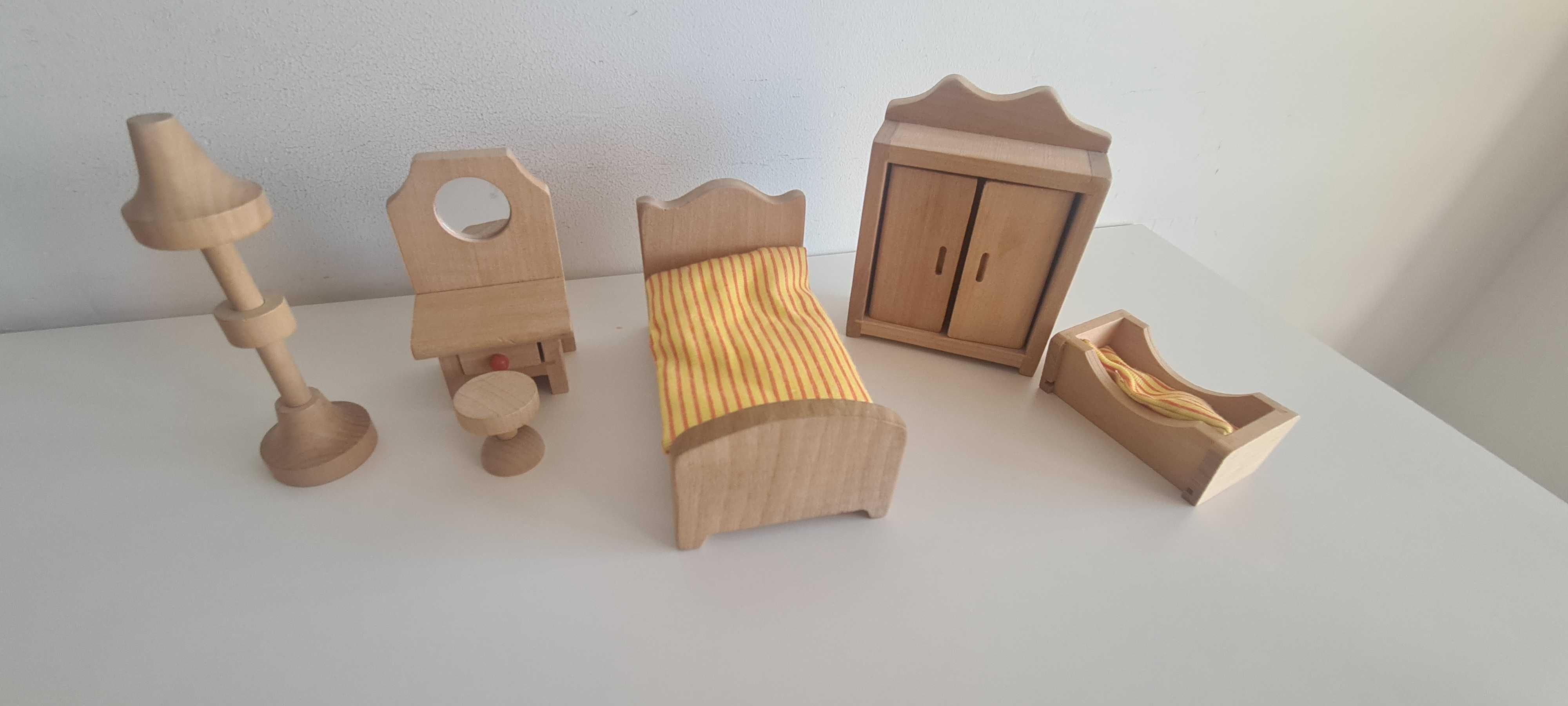 Brinquedos de madeira para brincar - sala, quarto e casa de banho