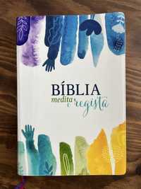 Biblia medita e regista