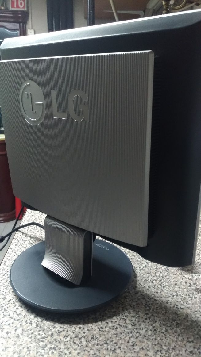 L G Flatron  TFT LCD  Monitor