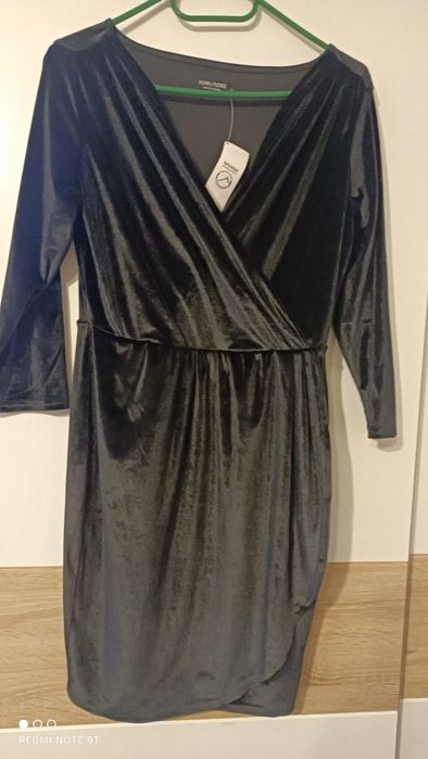 Czarna sukienka welurowa