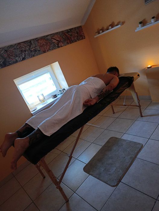 Masaże relaksacyjne oraz zabiegi pielęgnacyjne.