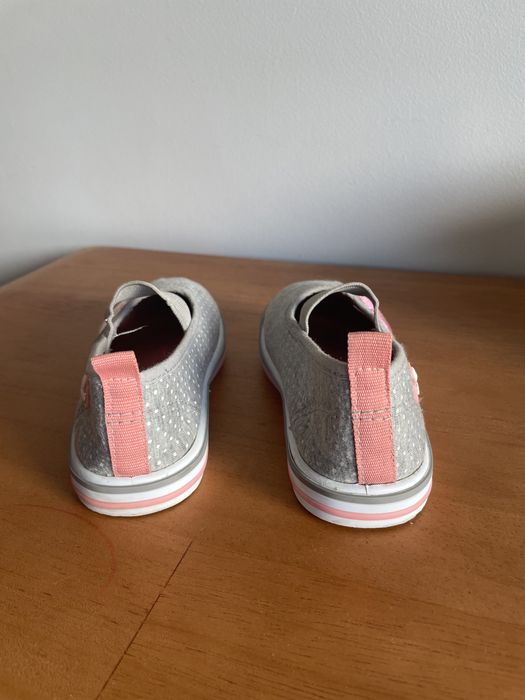 Sapato para menina de elástico cor cinza detalhes rosa