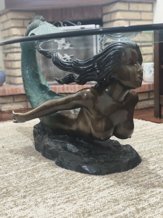 Mesa de centro em forma de sereia