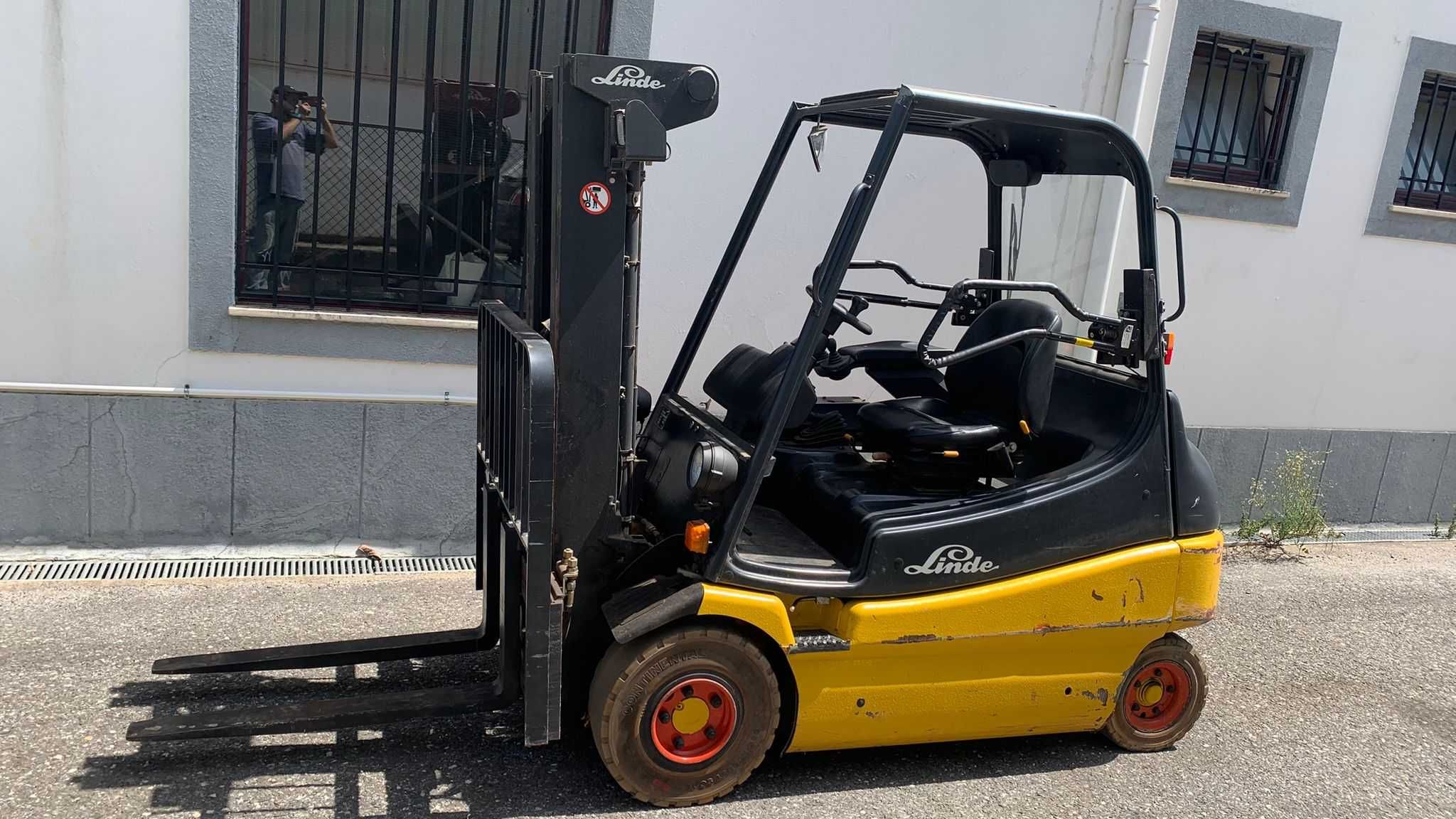 Empilhador Elétrico 2500kg Linde E25 4,6m 4 Valvulas