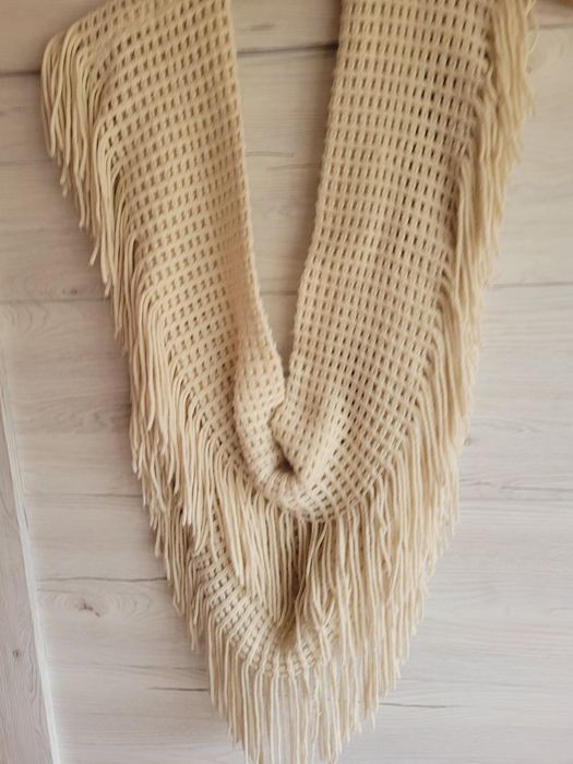 Śliczny komin szal z licznymi frędzlami