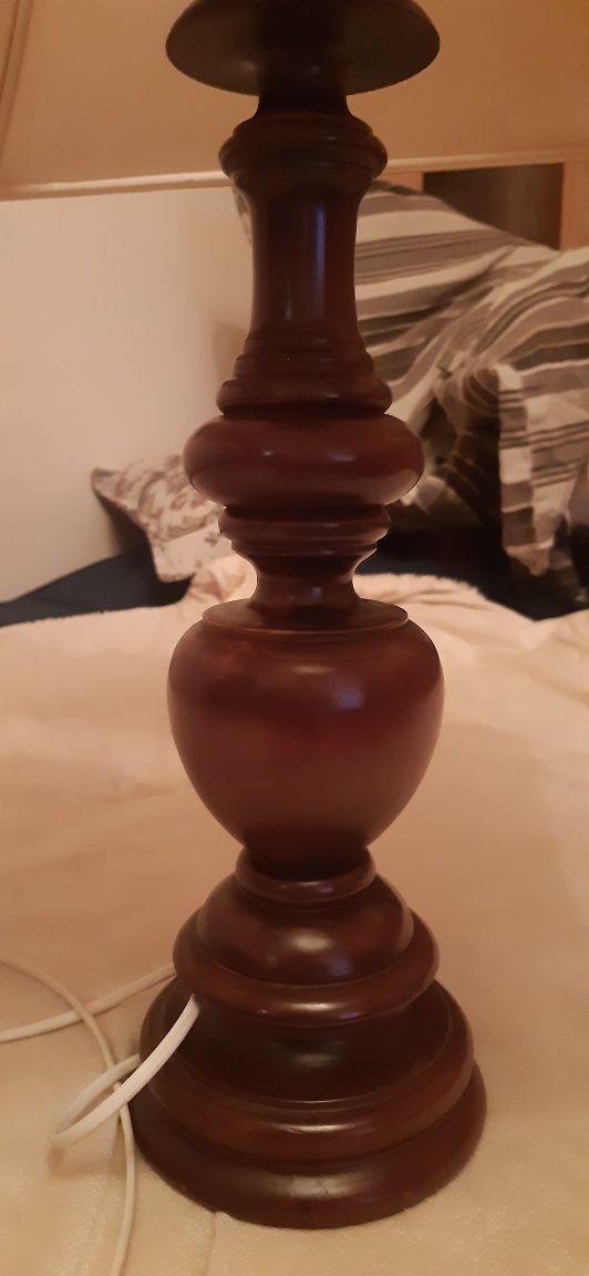 Drewniana lampka z abażurem