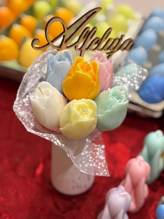 Piękny bukiet świec w gipsowym wazonie ręcznie robione