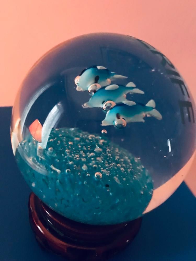 Szklana ozdoba kula z delfinami