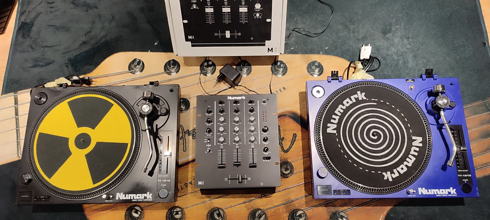 Conjunto de 2 gira-discos Numark  TT-1910 + Mesa de mistura Numark M4