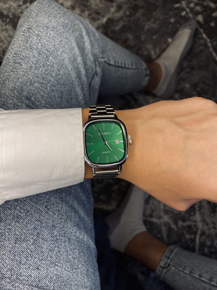 Зелений класичний годинник Casio