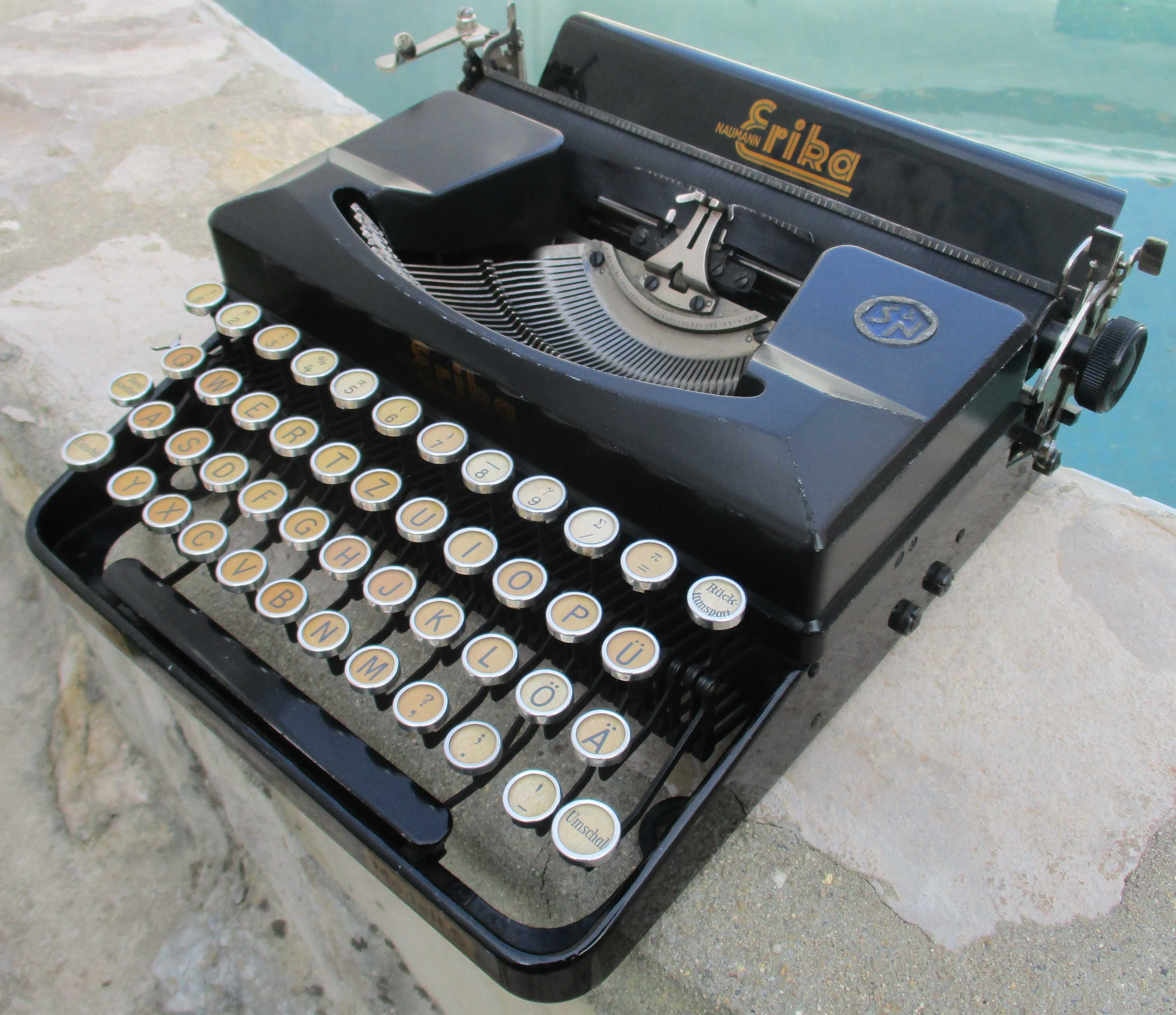Maquina de escrever muito antiga