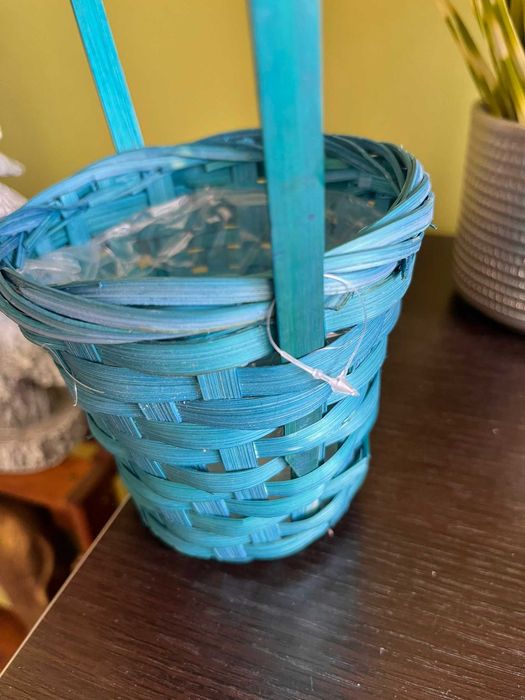 Koszyk w kolorze turkusowym.