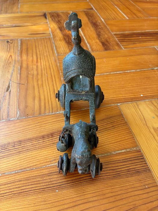 estátua de cavalinho brinquedo a puxar pássaro (decoração)