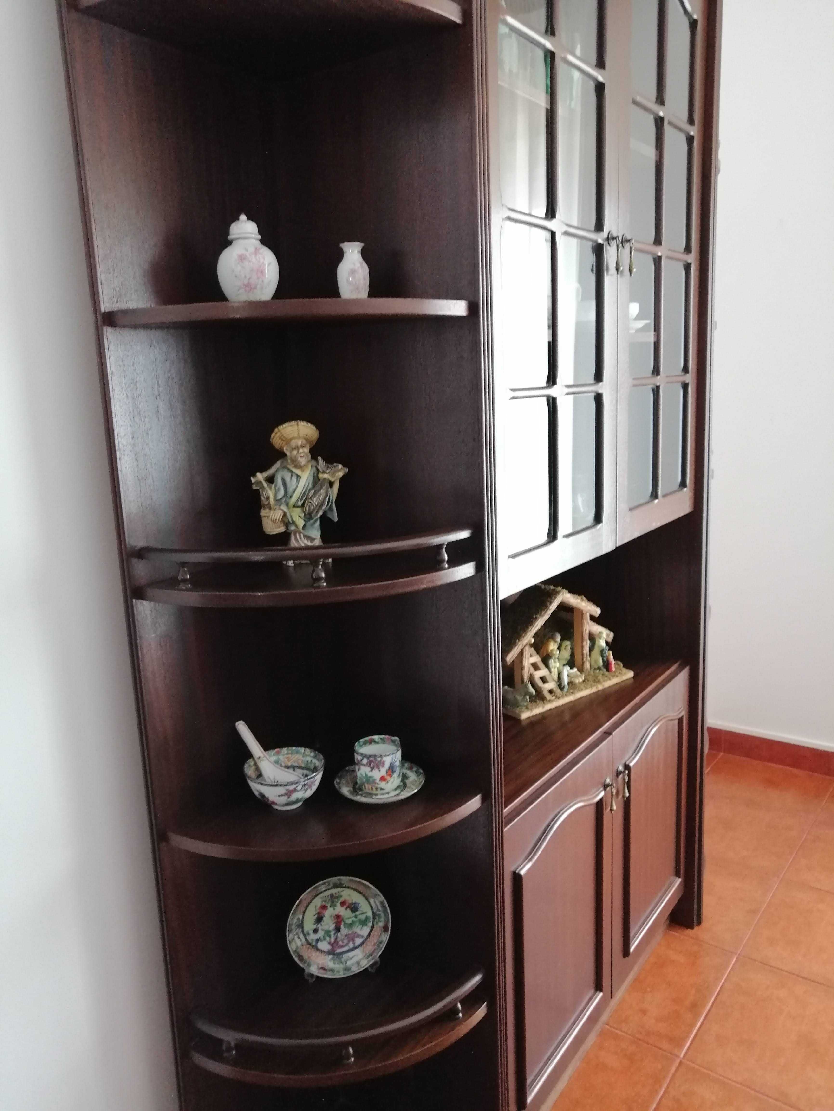 Móvel de sala com vitrine - EM BOM ESTADO