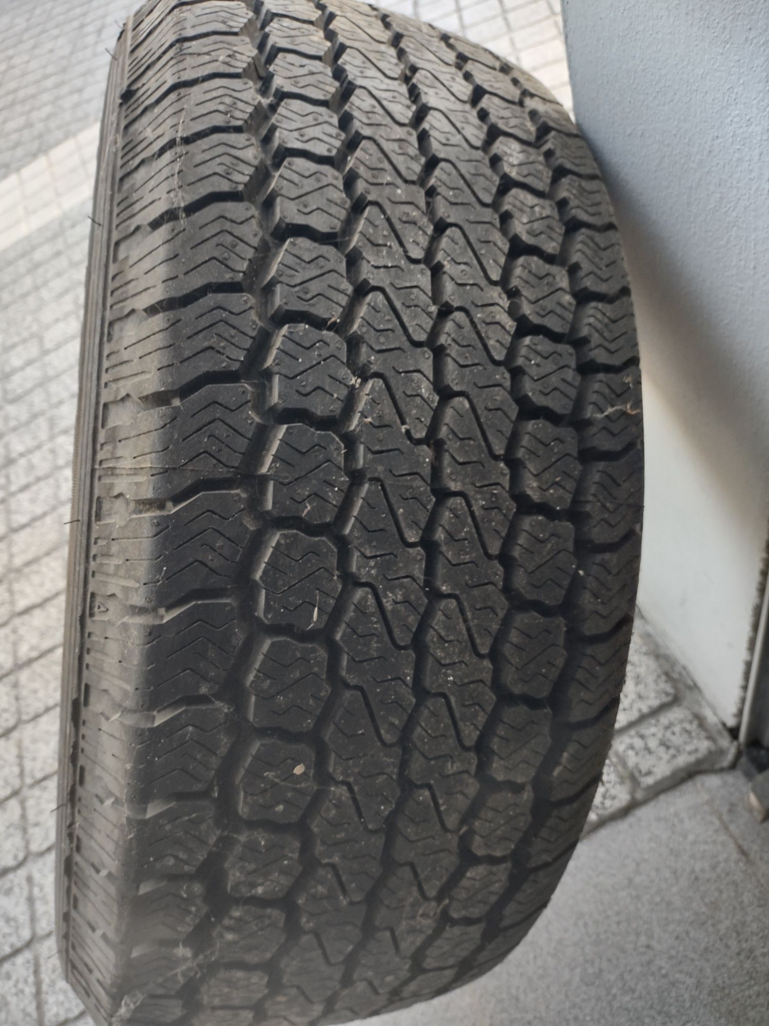 2 pneus Goodyear 285/65 16c Novos