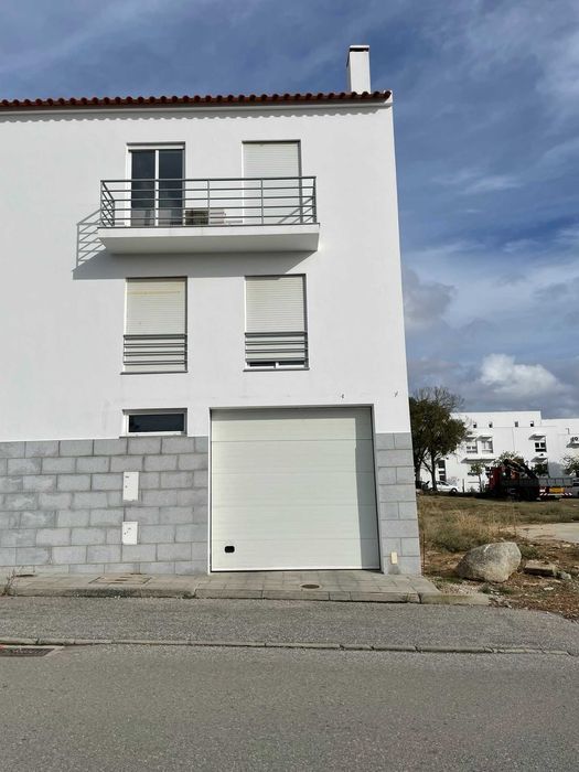 Lugar de Garagem Subterrâneo + Lugar Exterior (100m do Rossio – Évora)
