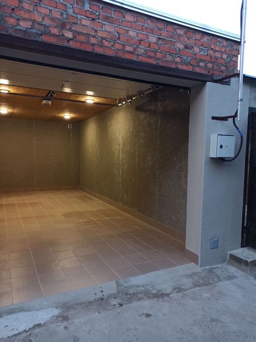 Продаж гаражу з приватизованою земельною ділянкою в центрі