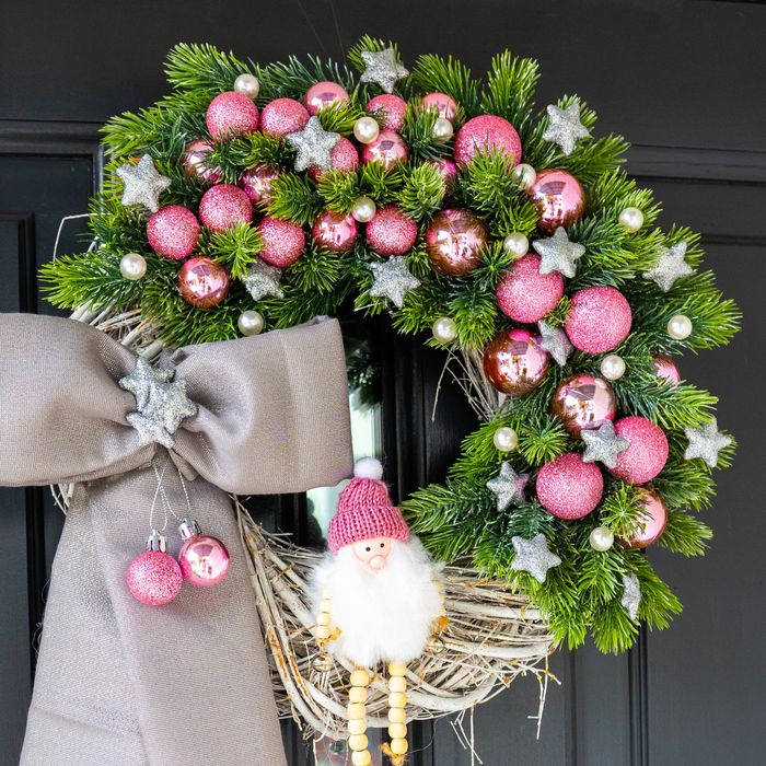 Świąteczny wianek w odcieniach różu i srebra