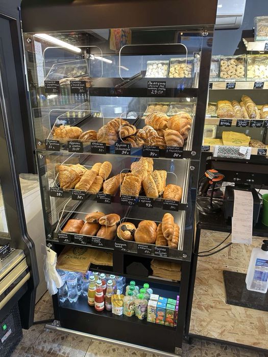 Продам булочну пристінну вітрину з висувними шухлядами.