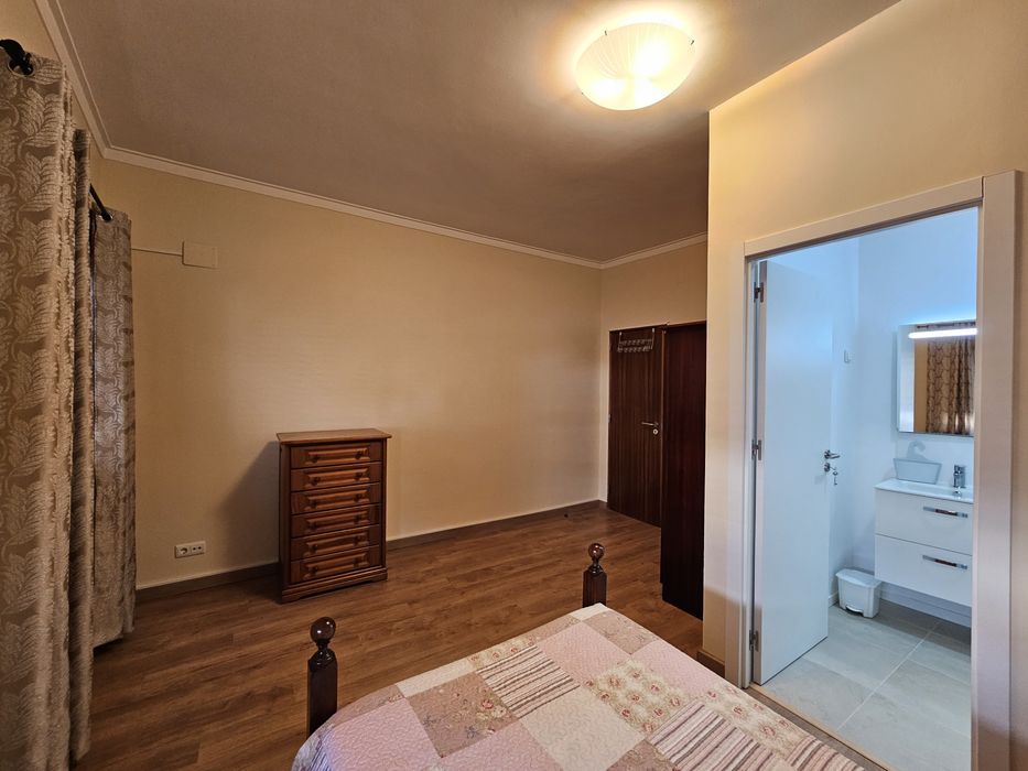 Quarto com WC (suite) para Jovem em Famões, Odivelas (Lisboa)