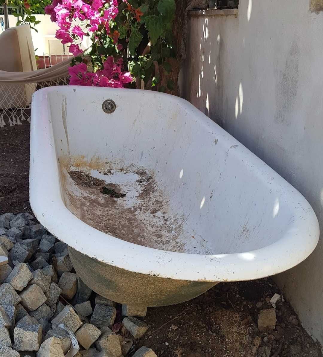 Banheira antiga com pés