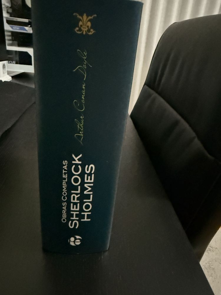 Vendo livro “Obras completas de Sherlock Holmes”