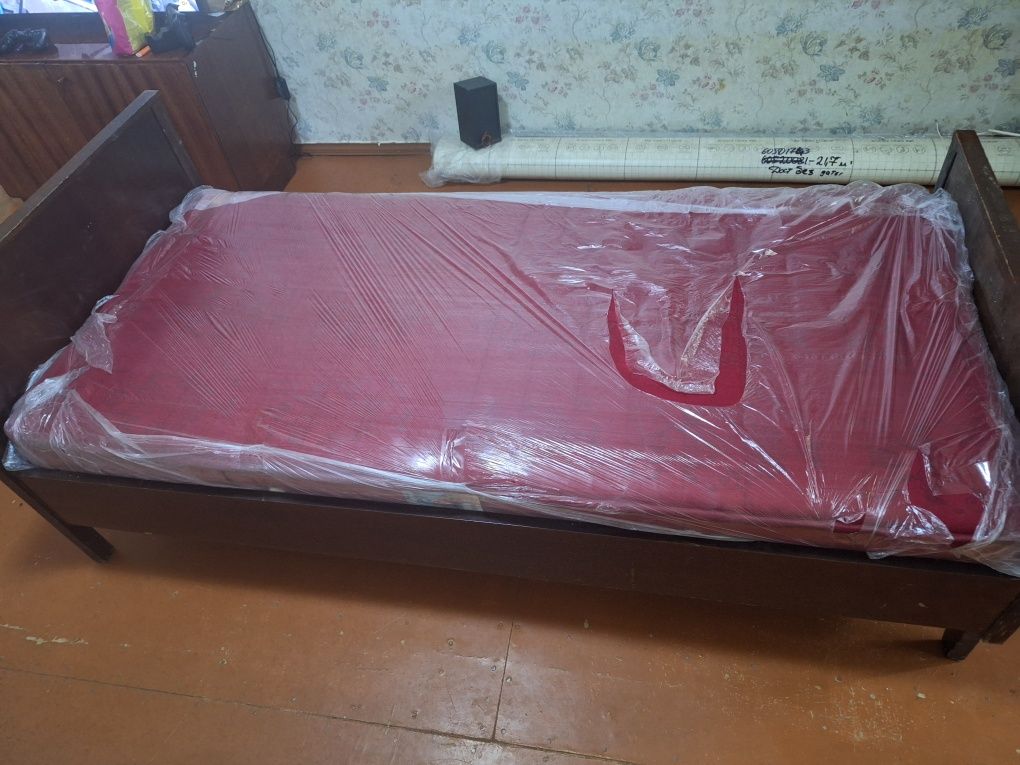 Продам полутораспальную кровать.