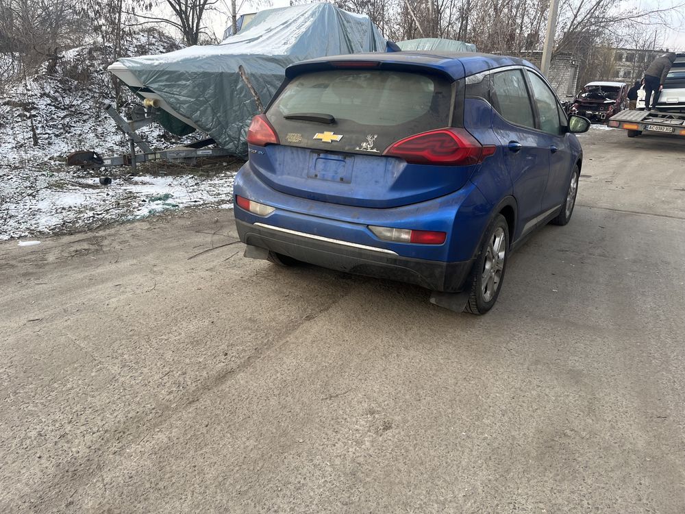 Chevrolet bolt двері передні ліві праві двері задні двери левые правые