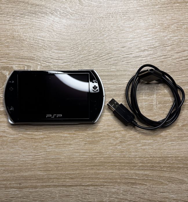 Портативна игровая приставка консоль Sony PlayStation PSP Go 16 gb