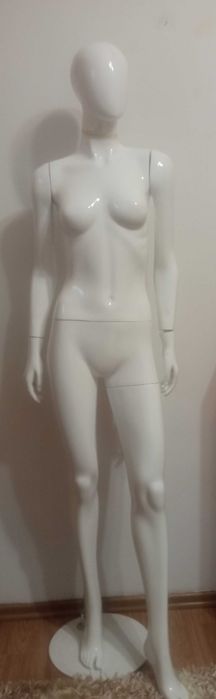 Manekin cało postaciowy kobieta