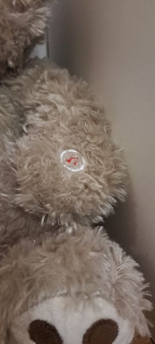 Miś, pluszak, zabawka, mówiący, interaktywny, zamyka oczy