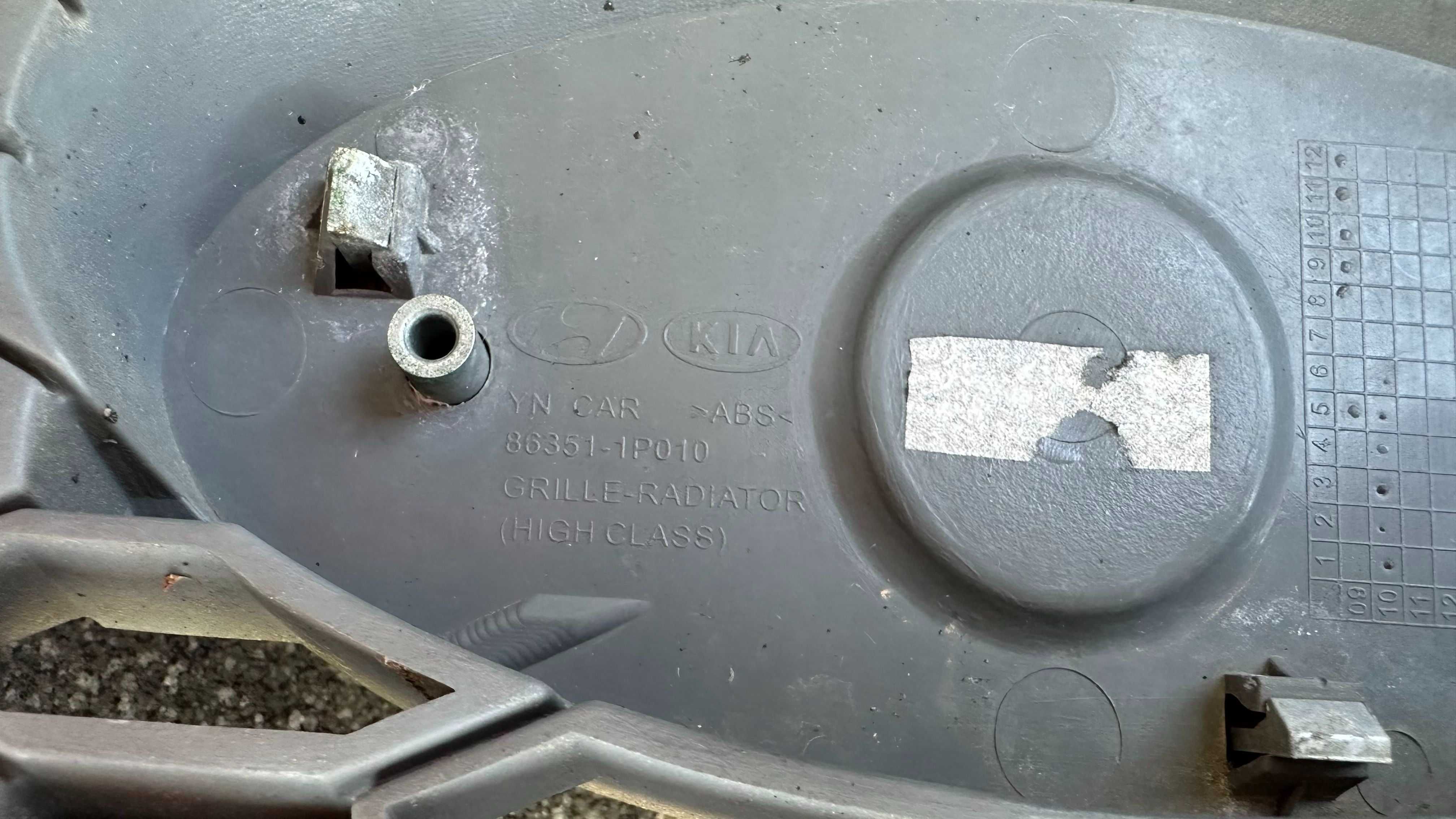 Kia Venga Grill Atrapa Logo