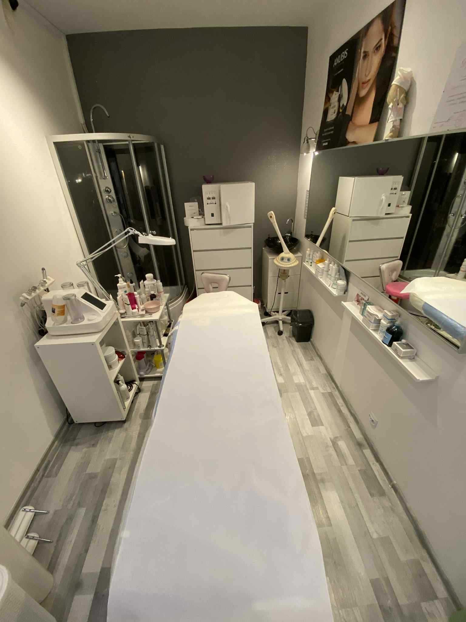 Odstąpię w pełni wyposażony salon kosmetyczny na Mokotowie.