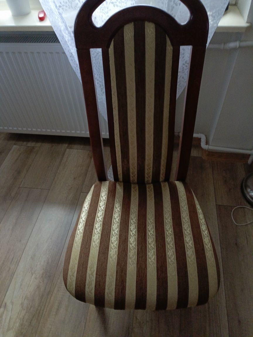 Drewniane krzesła z obiciem materialowym