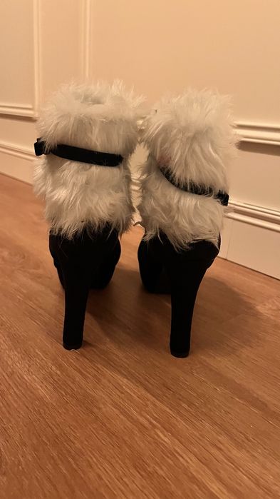 Sapatos Pretos com decoraçao de pelucia