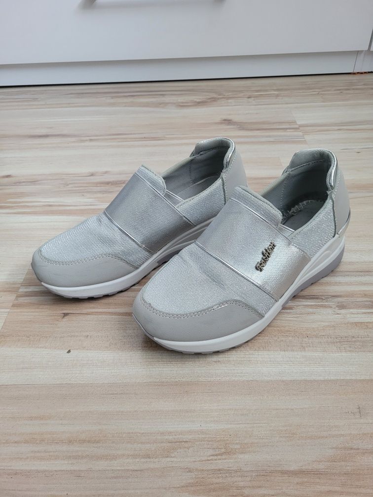 Szare sneakersy na koturnie