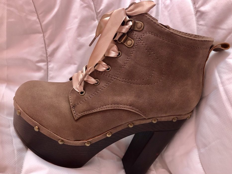 Botins | Botas Bege com cordões em Cetim