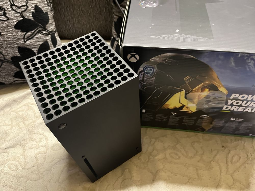 Продам XboX X 1TB(825ГБ)