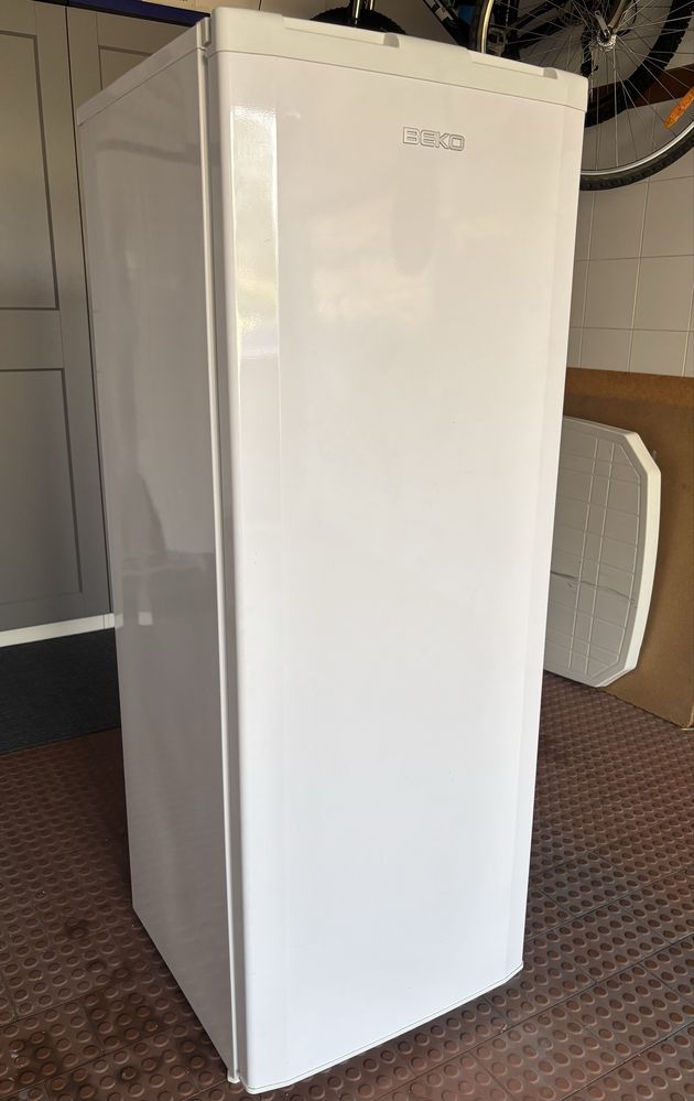 Arca congeladora vertical marca Beko