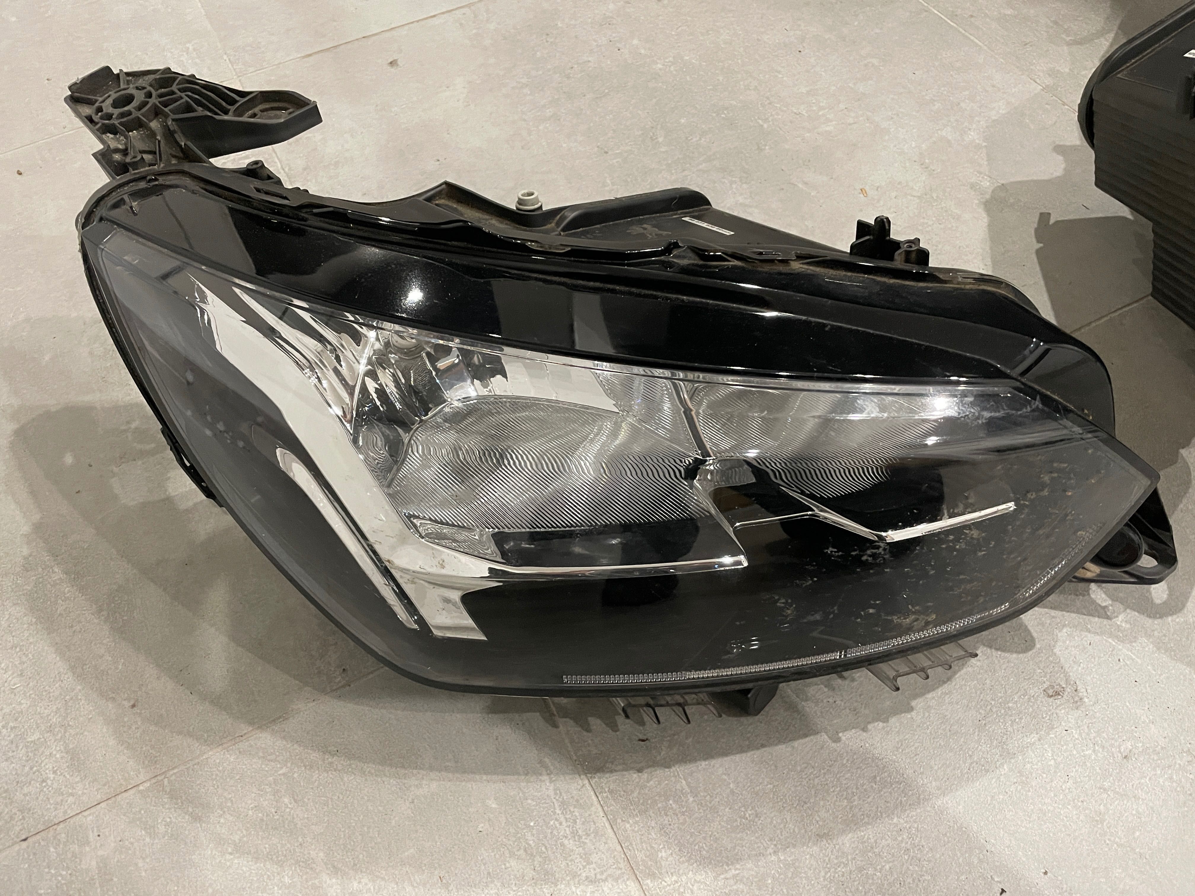 Lampy Reflektory przód komplet Peugeot 208 II Oryginał