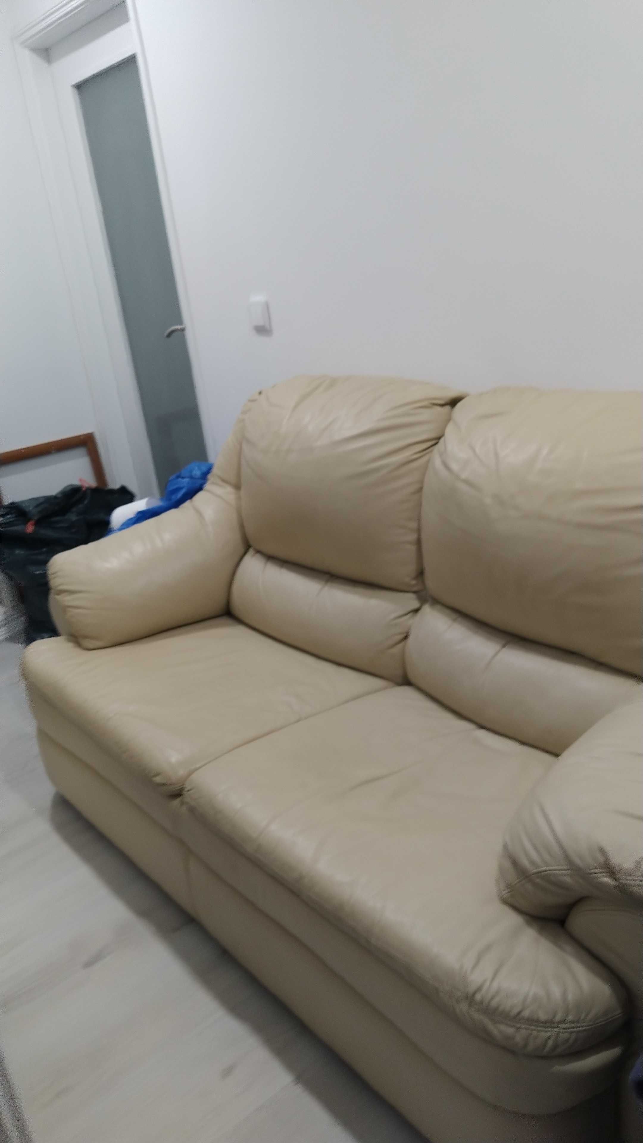 Sofá em pele genuína bege