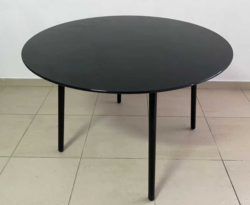 Mesa redonda de vidro preto do Ikea (SALMI)