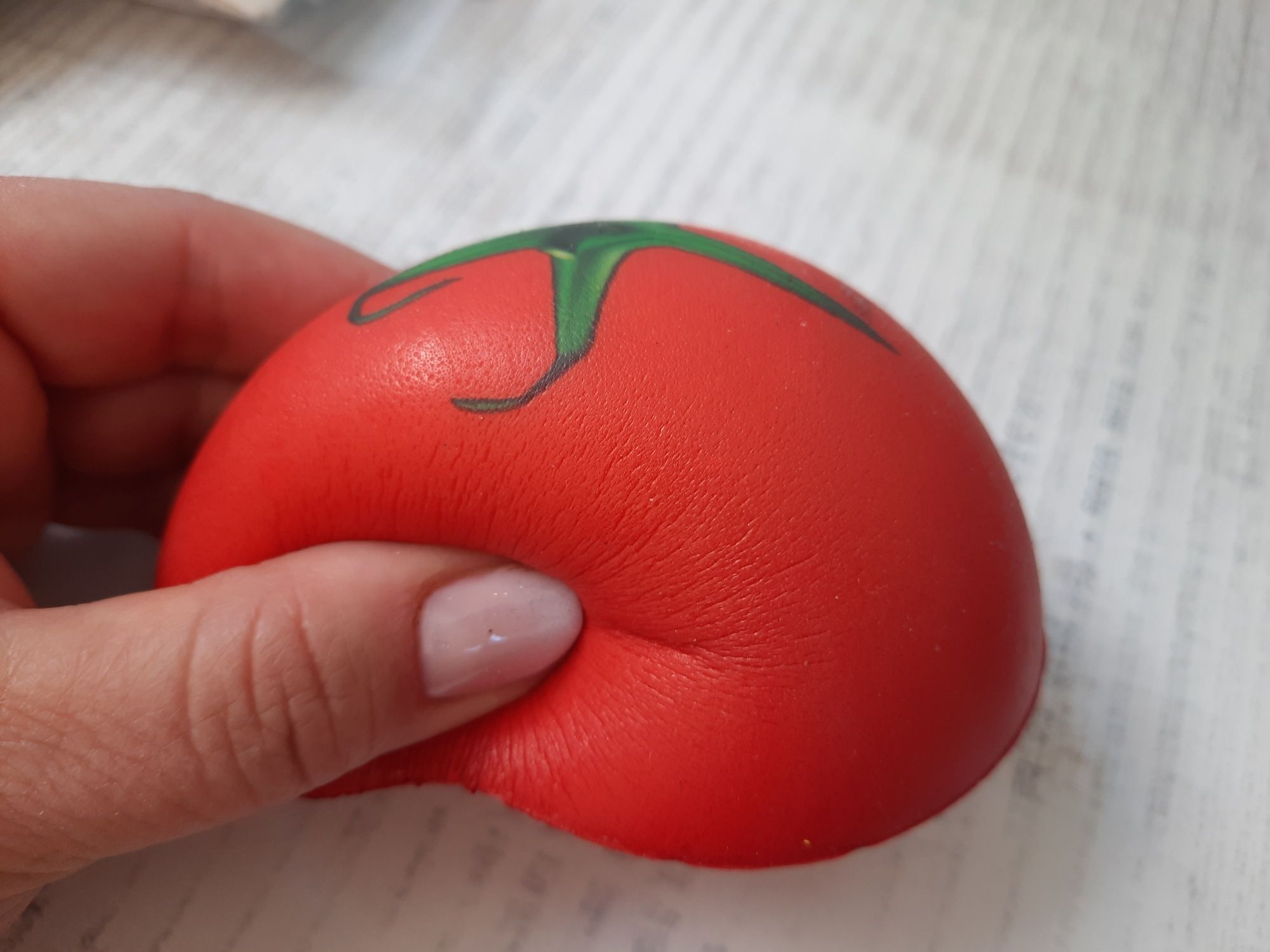 Zabawka squishy czerwony pomidor