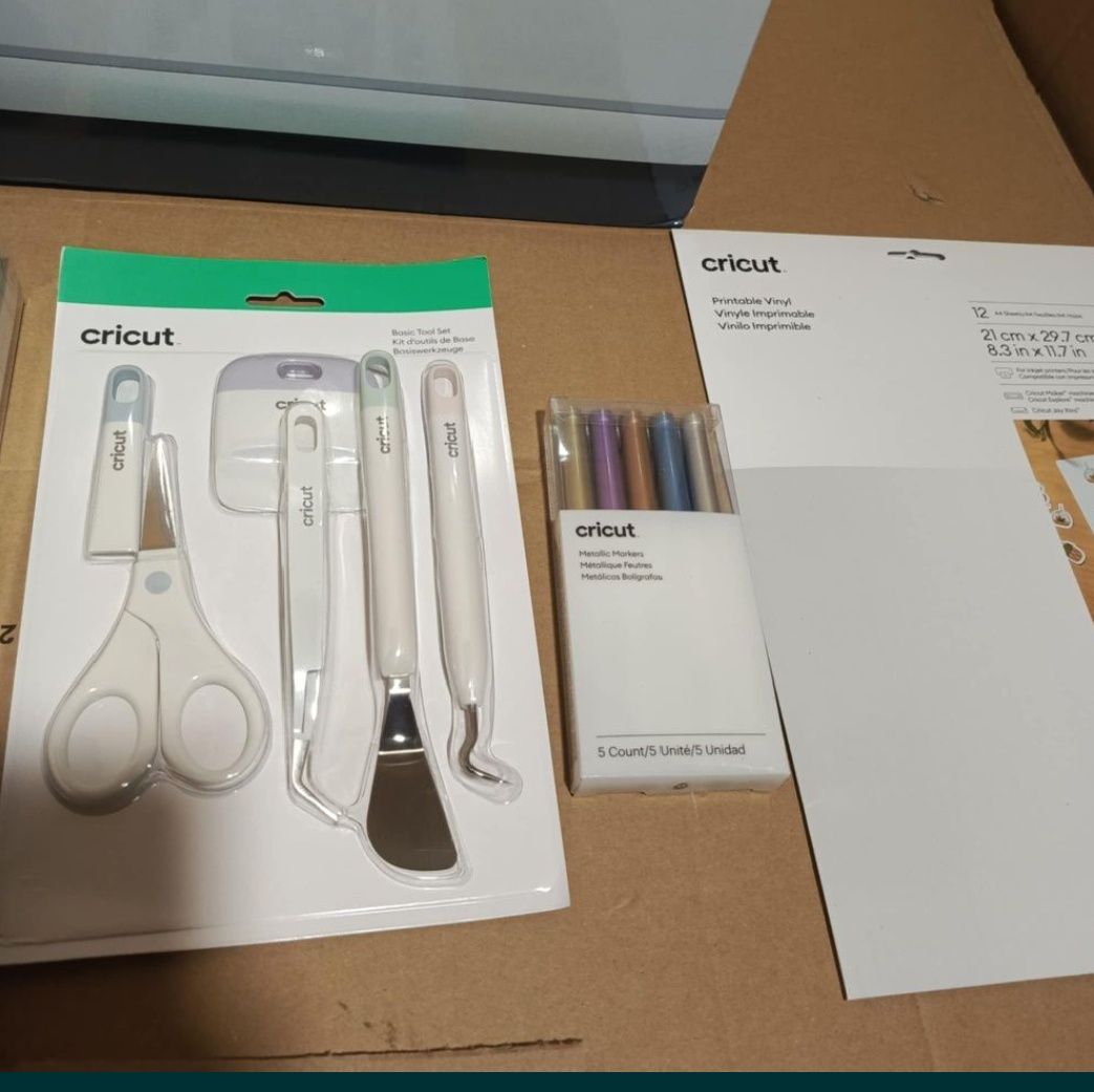 Ploter Cricut Maker 3 z wyposażeniem.