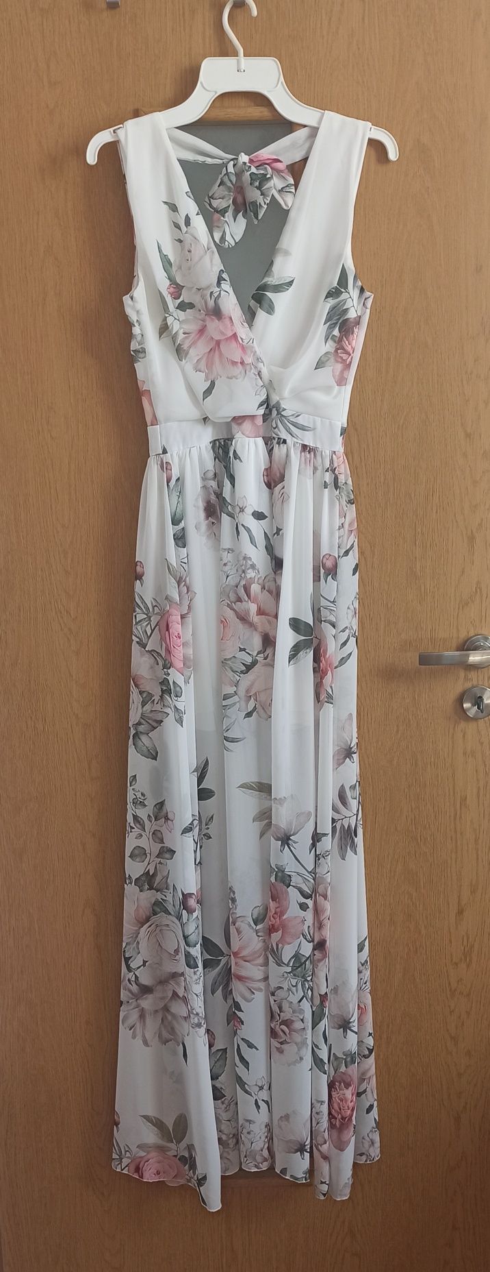 Sukienka biała w kwiaty