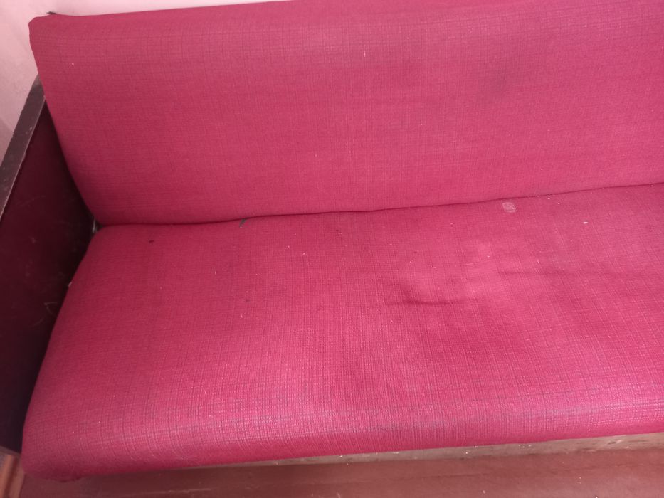 Диван червоного кольору