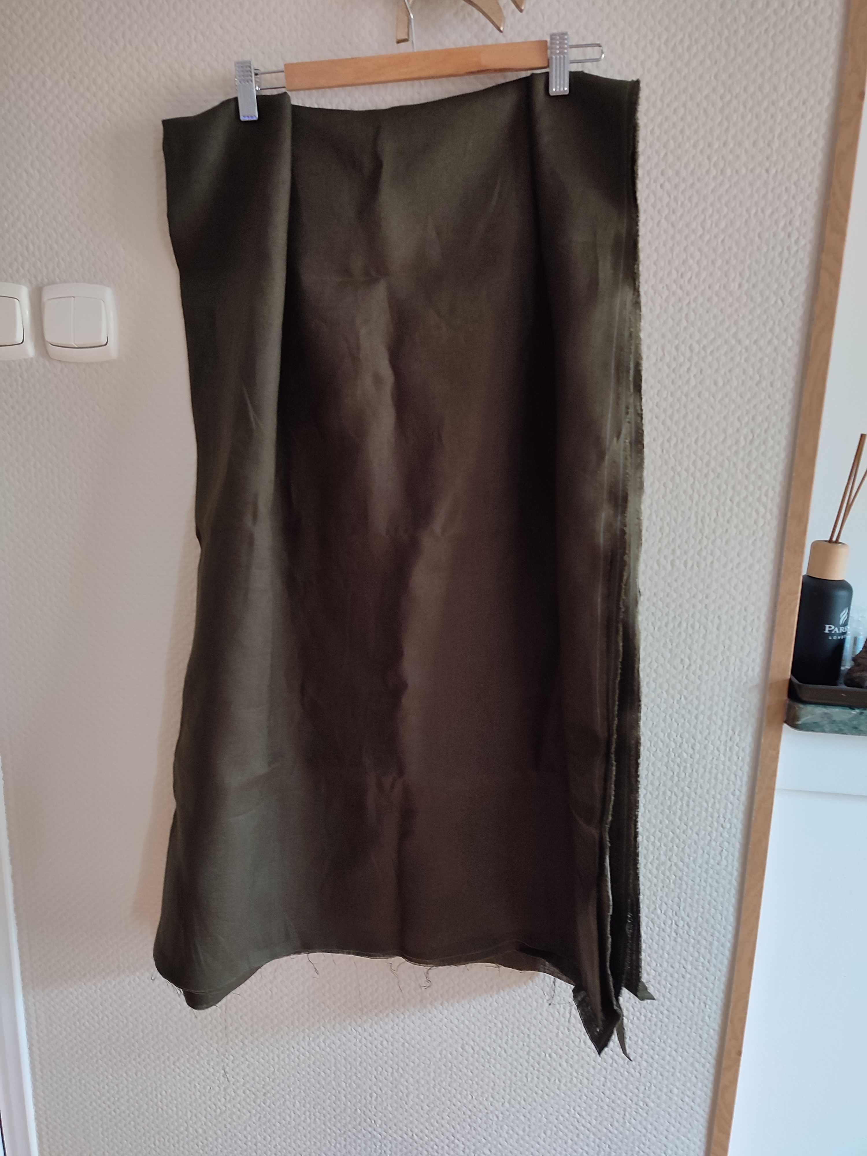 Kupon tkaniny włoskiej 100 % lnianej khaki 180x140.