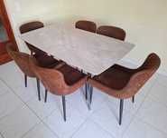 Conjunto Jantar Luxo – Mesa Tampo Marmorizado + 6 Cadeiras aveludadas