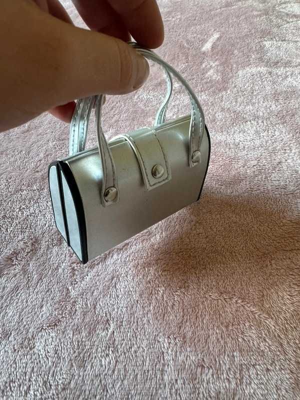 Mini bolsa com utensílios de manicure