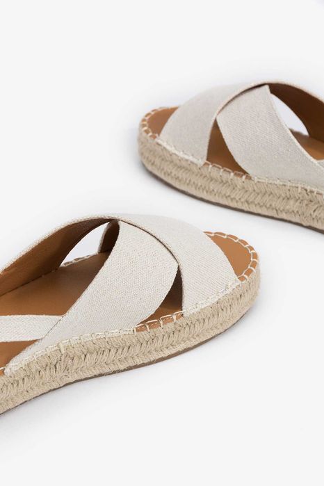 Chinelos cremes cruzados